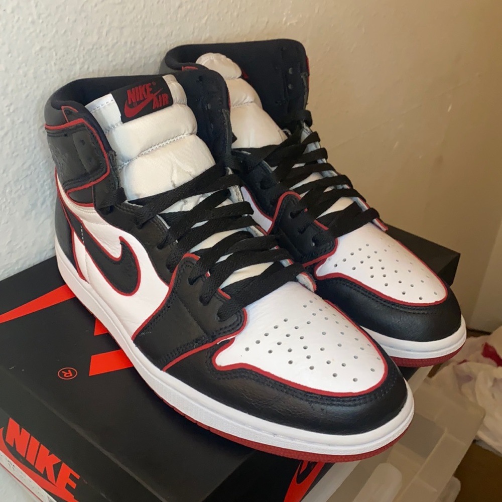SOLD Nike Air Jordan 1 High OG Retro “Bloodline” 555088-062 2019